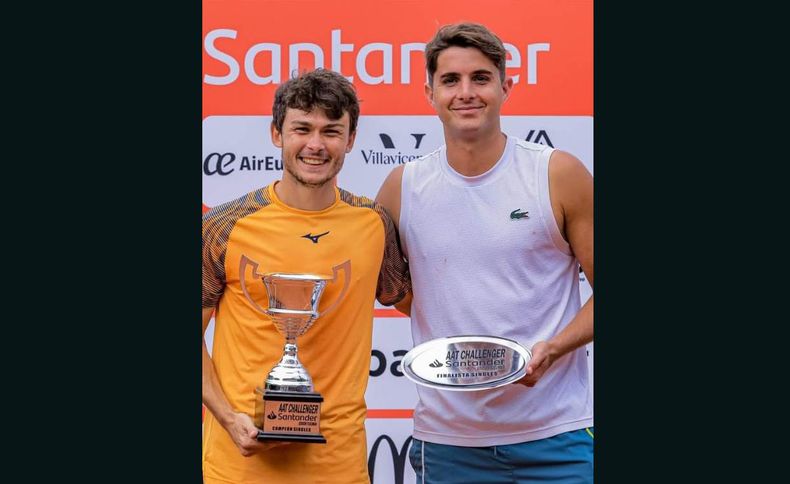 FINALISTAS. Barrena y Taverna posan con sus trofeos en el Tucumán Lawn Tennis.