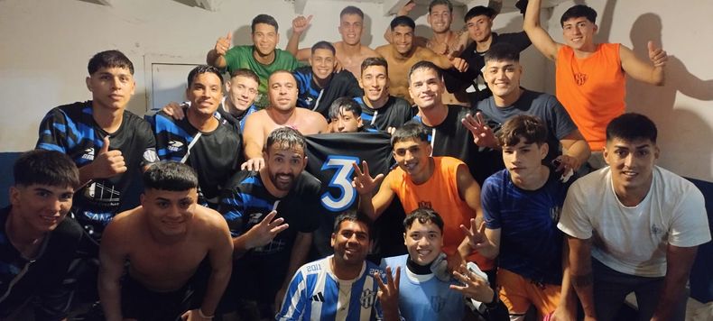TRES PARA TRIUNFAR. Los jugadores de San Alejo festejan en el vestuario.
