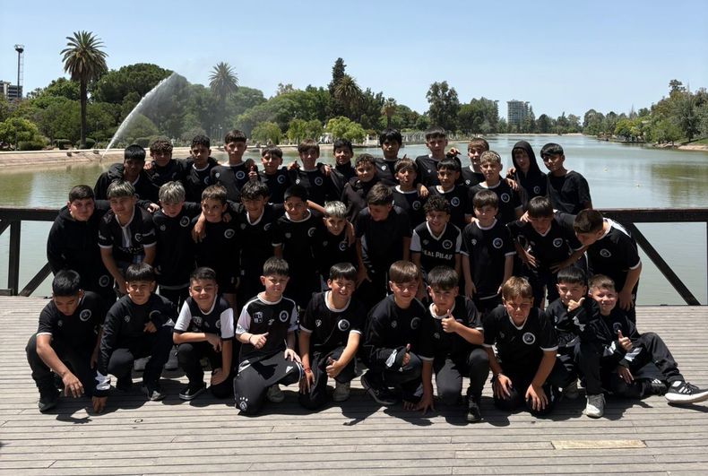 GRUPO. Las tres categorías de Real Pilar que compiten en la Mendoza Cup.
