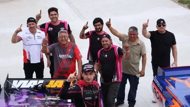 NÚMERO 1. Nico Jaime junto al Galarza Racing festeja tras ganar la etapa regular.