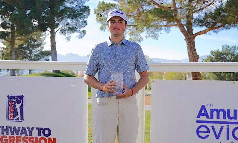 PREMIO. Gallingani posa con el trofeo logrado en el Painted Desert Golf Club.