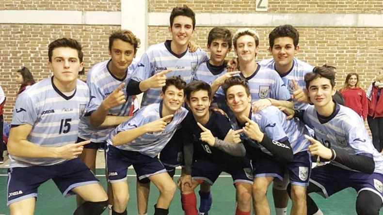 SUB 15. Nieto (3º arriba) junto al equipo de Ciudad de Buenos Aires..