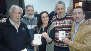 PALABRAS CONTRA LA VIOLENCIA.. En la tarde del viernes se presentó en el Club Unión de Del Viso “¡Basta! Cien hombres contra la violencia de género”, antología compuesta por microficciones de cien autores argentinos, entre ellos los escritores locales Rubén Cabrera, Omar Zárate y Emiliano Pintos (primero, cuarto y quinto, respectivamente). Además de las lecturas, el evento estuvo acompañado de música en vivo y hasta contó con una representación a cargo de la actriz teatral, Valentina Caffera..