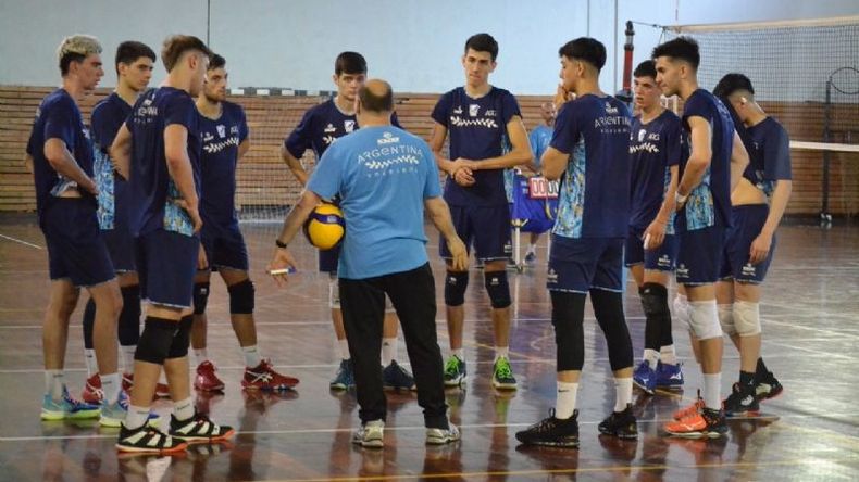 Lorenzo Nieto (derecha) en la charla de la Selección Argentina Sub 23..