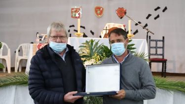 Laurent entregó una plaqueta en nombre del Municipio..
