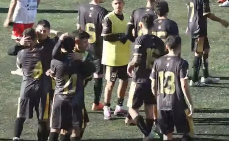 ALEGRÍA. Los abrazos de los jugadores de Atlético Pilar al final del partido.