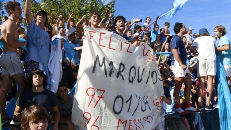 BANCA. El debutante Marcos Ruíz Guiñazú tuvo su hinchada y bandera especial..
