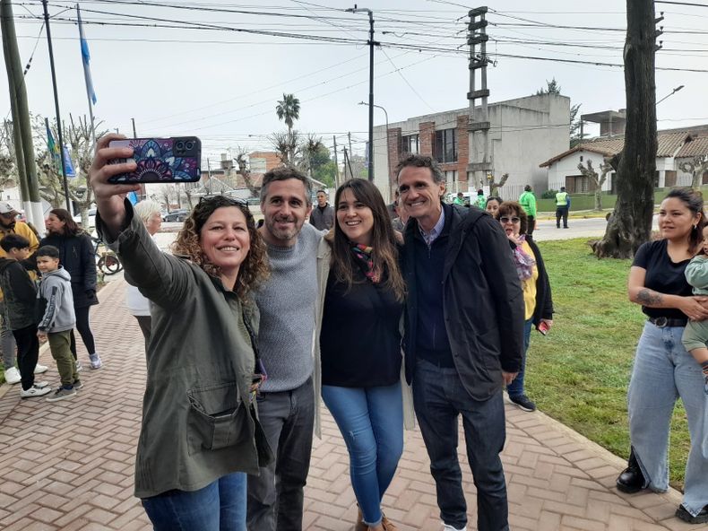 SELFIE. Achával y Katopodis recorrieron las obras en el centro de Del Viso. &nbsp;