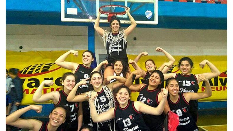 FUERZA. El corte de redes de las chicas del Rojinegro..