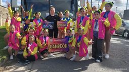 CAMPEONAS. Las alumnas y la profe Moyano posan tras coronarse en Mar del Plata.