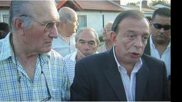 JUNTOS. Saric como concejal y Zúccaro ya intendente, hablando con vecinos..