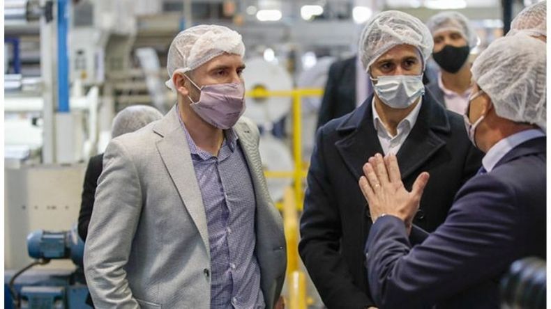 CON COFIAS. Guzmán y Achával durante la recorrida de la planta de Zanniello. (FOTO: Rodrigo Néspolo)..