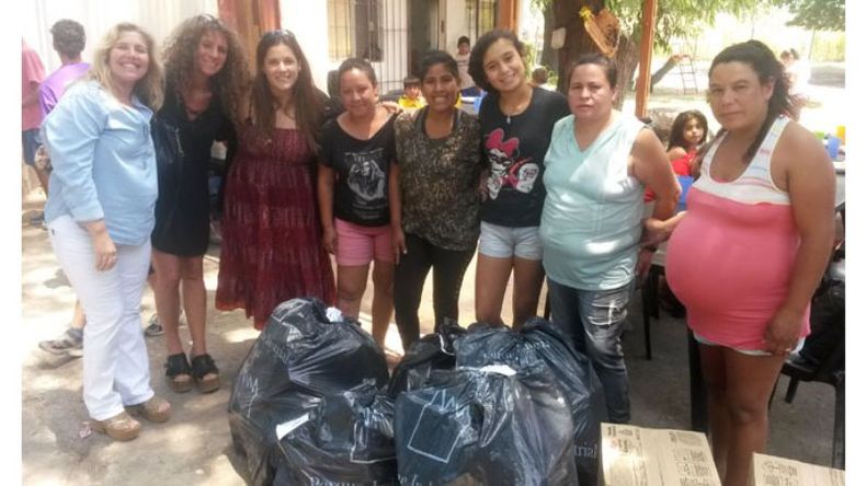 Los juguetes del Parque. El fin de semana comenzaron a entregar los juguetes que fueron recolectados durante el Maratón del Parque Industrial, carrera de la que participaron más de mil atletas. En la prueba se le pidió a cada atleta la donación de un juguete que será entregado en comedores, merenderos y hogares de todo el distrito. La primera se hizo en el Comedor Comunitario del barrio Pinazo..