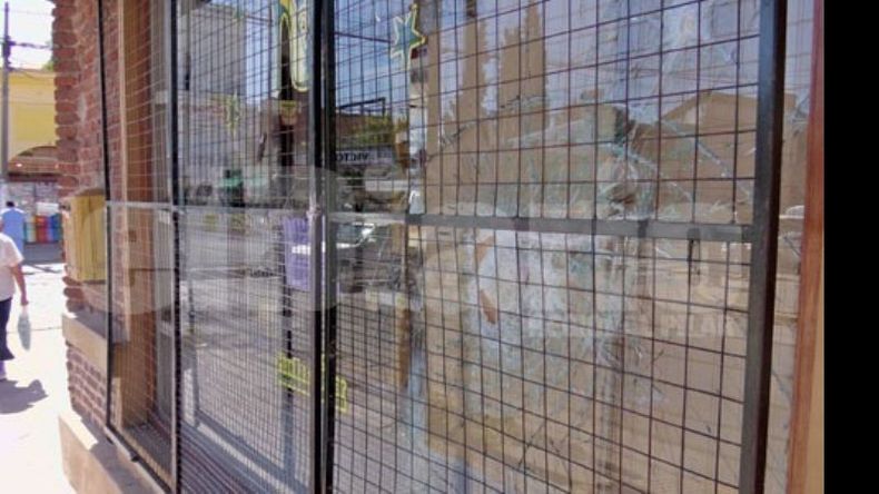 VIDRIOS. Una zapatería, frente a la Comisaría 1ª, la última víctima..