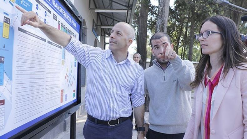 SEÑALADO. Ducoté y sus funcionarios, observan la nueva cartelería. .