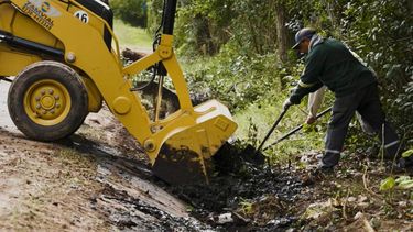 El municipio está llevando a cabo trabajos de limpieza de calles en distintos barrios de Pilar.&nbsp;