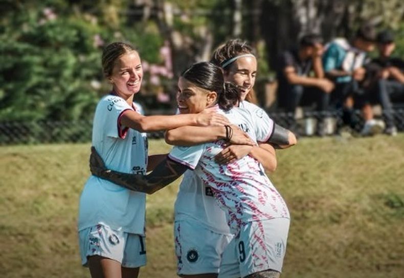FESTEJO. Las Reinas quieren volver a sumar de a tres.