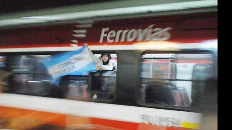 BANDERA. Desde el martes, vecinos y trabajadores se movilizan contra el achicamiento..