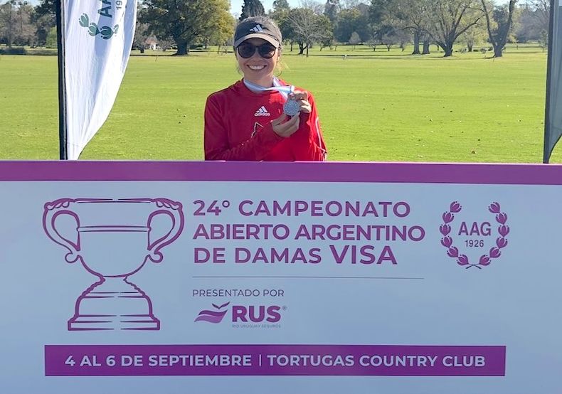 MEDALLA. Cisterna posa con el premio tras ganar este sábado la clasificación individual con 219 golpes.