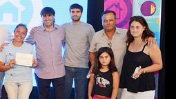 FAMILIA. Diego Bossio con beneficiarios de PRO.CRE.AR..