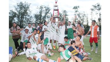 ¡DALE CAMPEÓN! Barrios Unidos Los Tilos posa con el trofeo y se lo dedica a su gente..