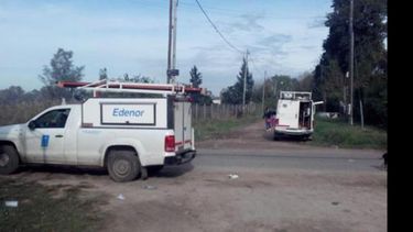 REPARANDO. Una cuadrilla de Edenor, ayer en Villa Rosa..