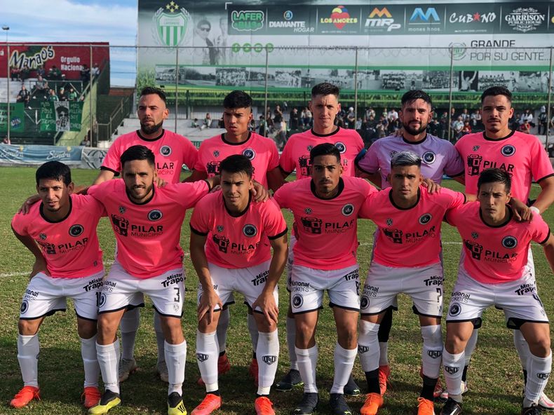 EQUIPO. El once inicial de Real Pilar que el domingo cayó en Laferrere.
