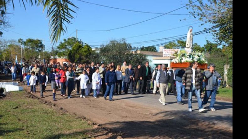 Procesión. Vecinos y fieles acompañaron la imagen de Nuestra Señora de Fátima por las calles de la localidad..