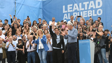 LEALTAD. Achával acompañó en Berisso al gobernador Axel Kicillof.