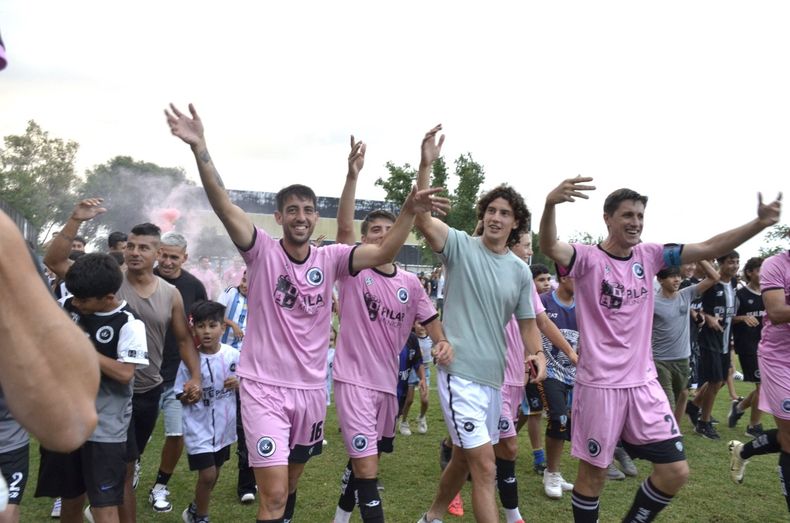 FIESTA. Jugadores, hinchas y la toda familia de Real Pilar da la vuelta olímpica tras la consagración.