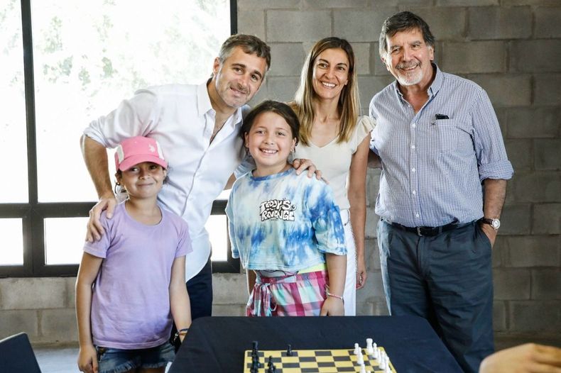 JUEGOS. Achával y Sileoni compartieron la actividad con los chicos. &nbsp;