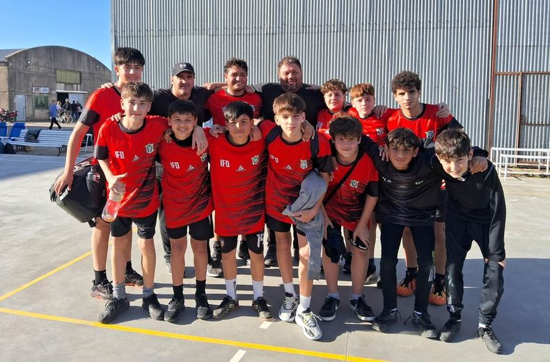 EQUIPO. La Sub 14 del Colegio Dickens de Del Viso avanzó a la etapa Interregional.