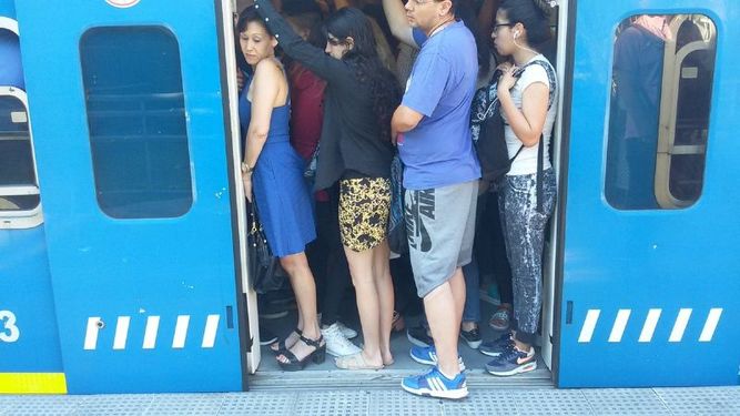 Amontonados. Diariamente unas 170 mil personas utilizan el servicio del Ferrocarril San Martín. .