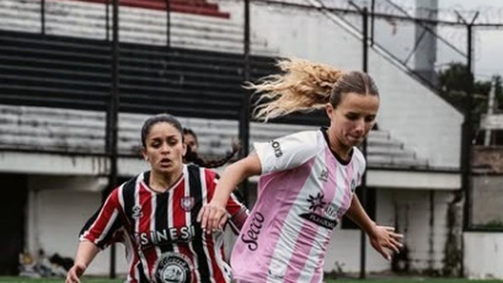 Victoria Morán cuida la pelota. Las Reinas vienen de caer 1-0 ante Chacarita en San Martín.