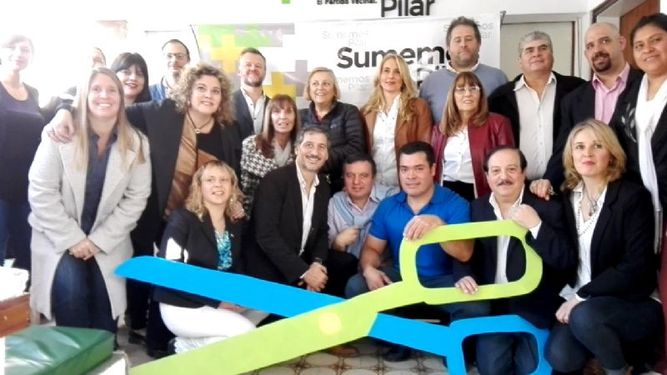 Los integrantes de Sumemos Pilar posan junto a una tijera gigante, todo un símbolo de cara a las PASO..