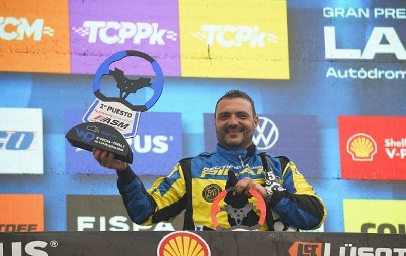 COPADO. César Vázquez con el trofeo del 5º puesto y la Copa Master.