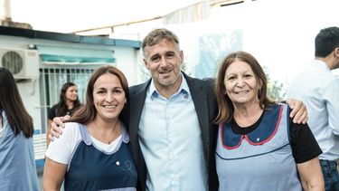 REECORRIDA. Federico Achával posa con docentes del Jardín de Infantes Nº901.