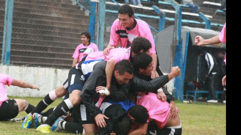 Una montaña. Todos aplastan a Pipino que acaba de marcar el tercero..