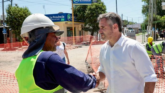 CON VECINOS. Achával destacó que la obra pondrá en valor el corredor comercial.