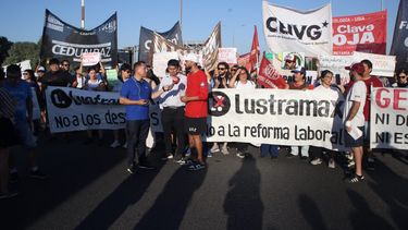 Trabajadores de Lustramax volvieron a cortar el ramal Pilar de la Panamericana. Trabajadores de Lustramax volvieron a cortar el ramal Pilar de la Panamericana.
