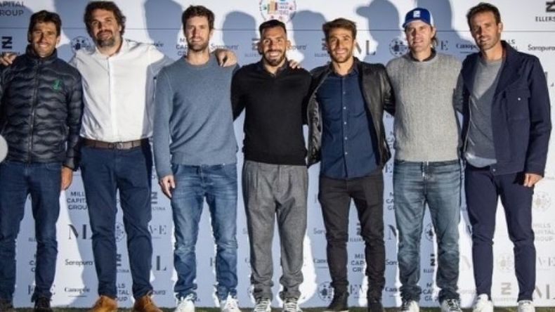 UNIDOS. Tevez y Ponzio junto a los hermanos Pieres, en el Club Ellerstina (Foto Duilio Tomé)..