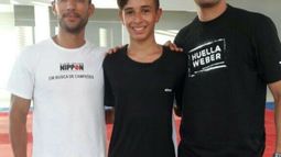 PUPILO. Nico Hoyos, entre Mauro y Sebastián Crismanich..
