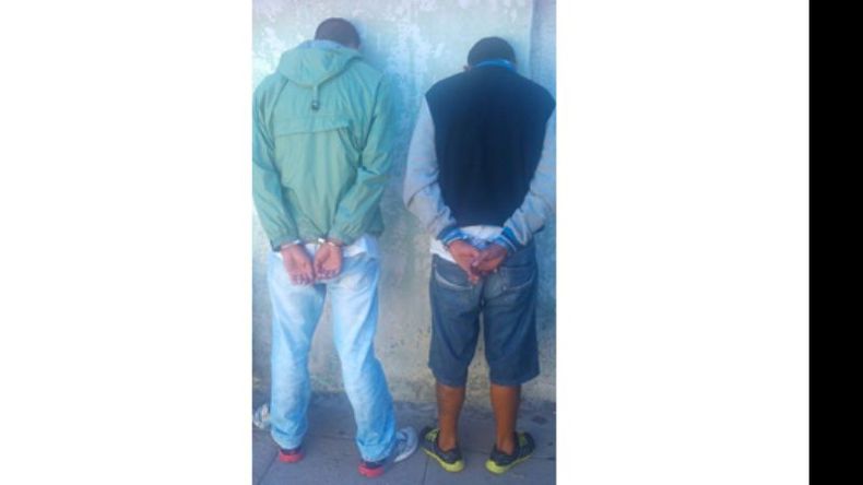 CONTRA LA PARED. Los detenidos, de 17 y 25 años..