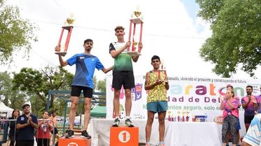 CABALLEROS. Basile custodiado por Roldán y Villalva, en el podio de los 10,5K. (Fotos Maratón Del Viso).