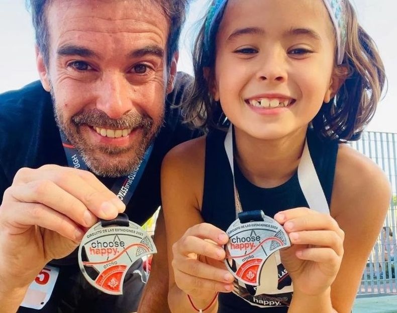 Palo y astilla. Nicol&aacute;s Cabr&eacute; es una gran fan de la actividad f&iacute;sica y su hija Rufina sigue sus pasos. Ambos muestran orgullosos sus medallas luego de una nueva competencia.