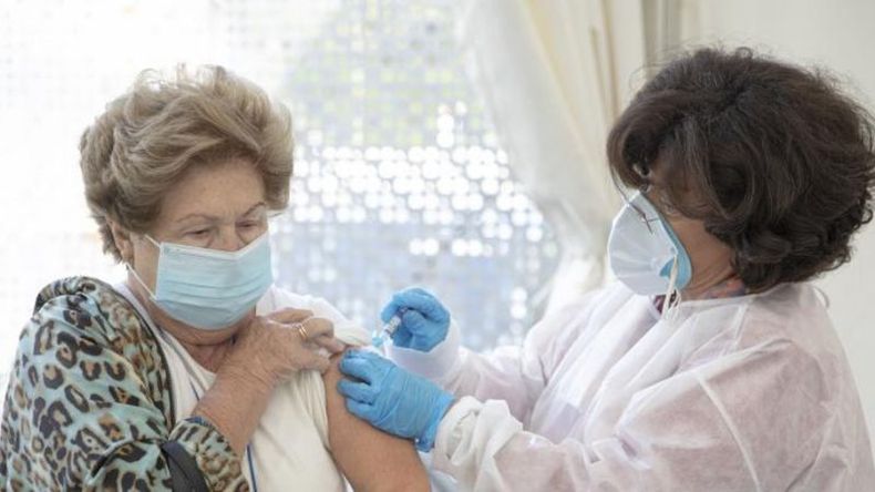 Entre otros, la vacuna está indicada para mayores de 65 años..