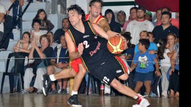 Alejandro Irigoyen escapa de su marca. Hueso terminó la noche con 27 puntos..