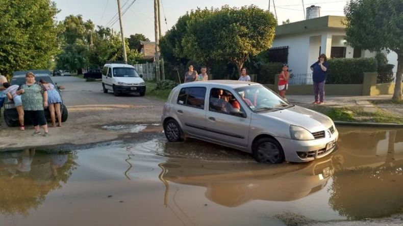 PASO DIFÍCIL. Una calle estrozada en Peruzzotti, donde los vecinos reclaman obras..