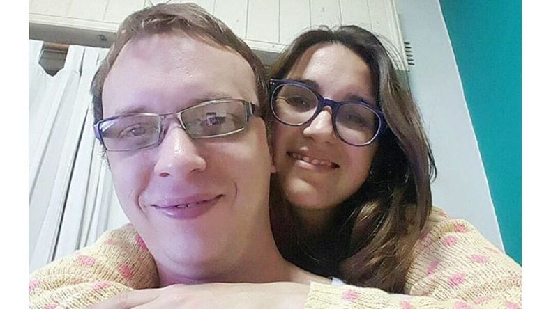 FAMILIA. Bortule (Cambiemos), con su novio Santiago, en su casa..