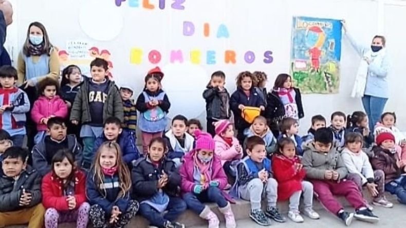Los chicos de Jardines esperando el paso de los móviles..